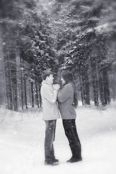 Una pareja cariñosa en un paseo de invierno. Hombre y mujer en una cita en el
 - Foto, Imagen