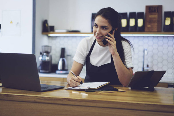Caucasian student working waitress in coffee shop - Foto, afbeelding