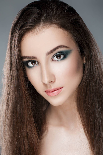 beautiful woman with green evening make-up - Foto, Imagem