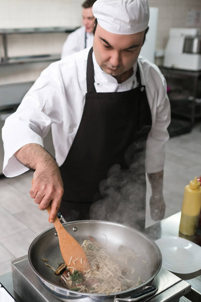 chef obras restaurante cocina preparando la comida
 - Foto, Imagen