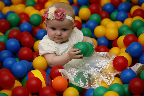 Un bambino si diverte e gioca a una festa per bambini
 - Foto, immagini