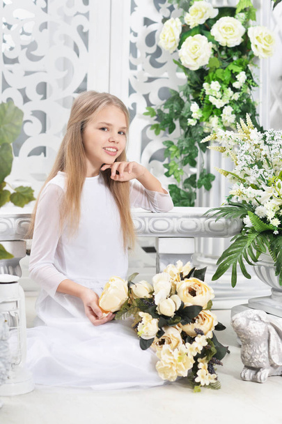 Portrait of cute little girl  posing with flowers - Valokuva, kuva