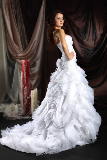A young girl in an elegant wedding dress - 写真・画像