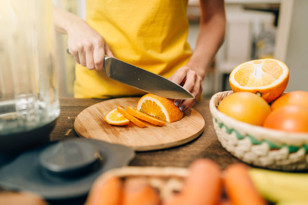 manos de mujer cocinando jugo de naranja, comida orgánica. Dieta vegetariana, concepto de estilo de vida saludable
 - Foto, Imagen