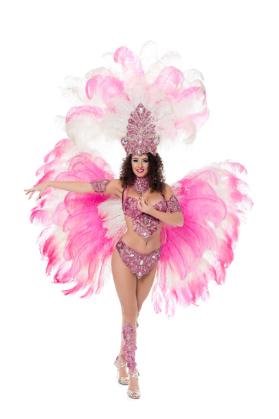 mulher sorridente dançando em traje de carnaval com penas rosa, isolado em branco
 - Foto, Imagem