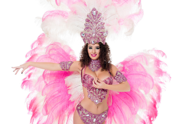 mulher atraente dançando em traje de carnaval tradicional com penas rosa, isolado em branco
 - Foto, Imagem