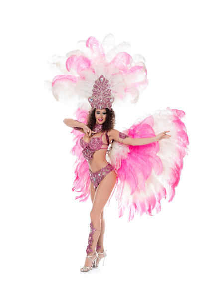 schönes Mädchen tanzt in Karnevalskostüm mit rosa Federn, isoliert auf weiß - Foto, Bild