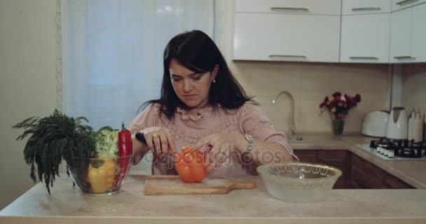 Woman in the kitchen strat to cut vegetables. 4k - Кадри, відео
