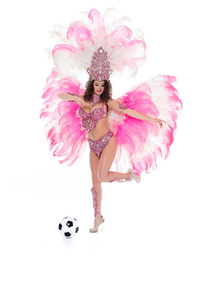 mujer en traje de carnaval sobre patada pelota de fútbol, aislado en blanco
 - Foto, Imagen