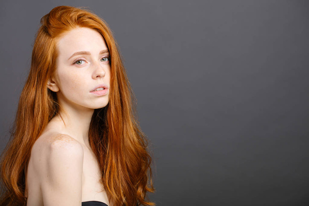довге червоне здоров'я волосся молодої привабливої жінки
 - Фото, зображення