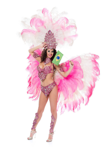 улыбающаяся женщина в карнавальном костюме с бразильским флагом в руке с рукой на лбу, изолированной на белом
    - Фото, изображение