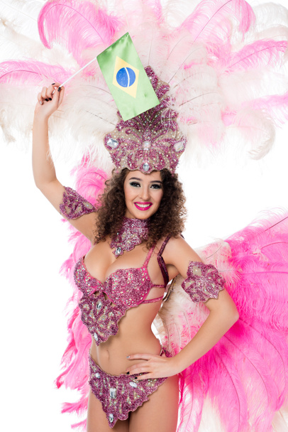 mujer sonriente en traje de carnaval sosteniendo fllag brasileño en la mano levantada, aislado en blanco
   - Foto, Imagen