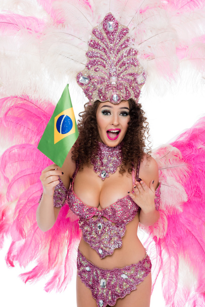 χαμογελαστή γυναίκα στην Αποκριάτικη στολή κρατώντας στο χέρι το βραζιλιάνικο fllag, απομονώνονται σε λευκό   - Φωτογραφία, εικόνα