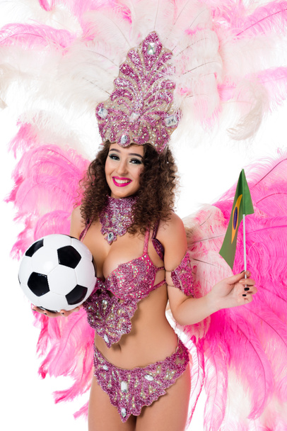 uśmiechnięta kobieta w karnawał kostium trzymając piłki nożnej i flaga Brazylii, na białym tle  - Zdjęcie, obraz