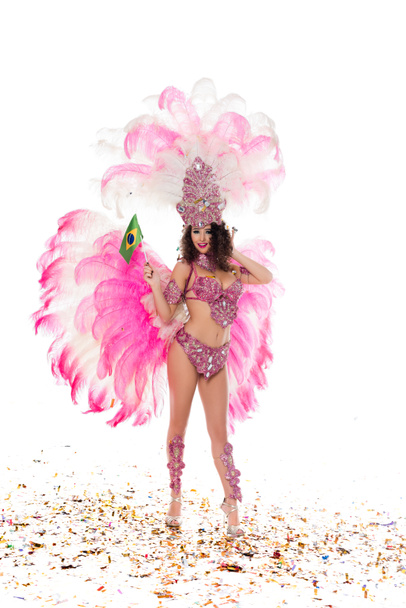 Mulher brilhante em traje de carnaval com penas cor-de-rosa Bandeira dourada do Brasil isolada em branco
 - Foto, Imagem