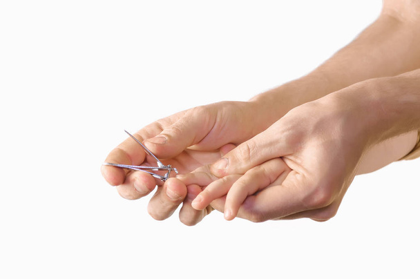 Menselijke hand houden schaar trim kind vingernagel - Foto, afbeelding