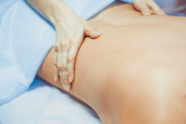 un massage du dos dans le salon
 - Photo, image