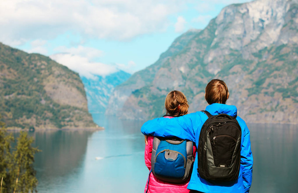gelukkige jonge paar reizen in Noorwegen - Foto, afbeelding