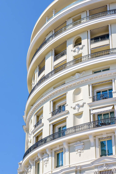 Денний вид на готель круглої форми фасад з орнаментом
 - Фото, зображення