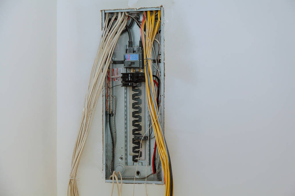 boîte électrique contient de nombreux terminaux, relais, fils et interrupteurs
. - Photo, image