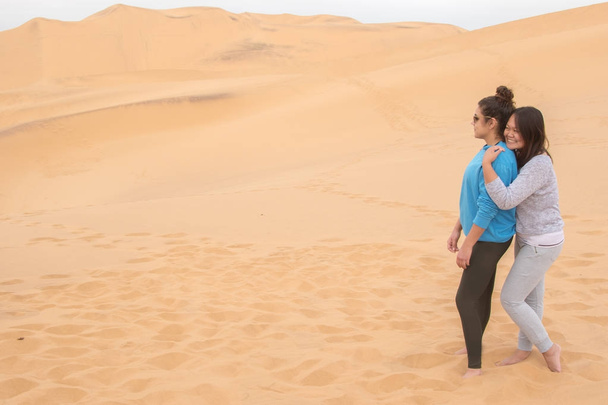 Due ragazze si divertono nel deserto in Namibia
 - Foto, immagini