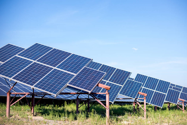 Solární panely ve venkovním prostoru  - Fotografie, Obrázek