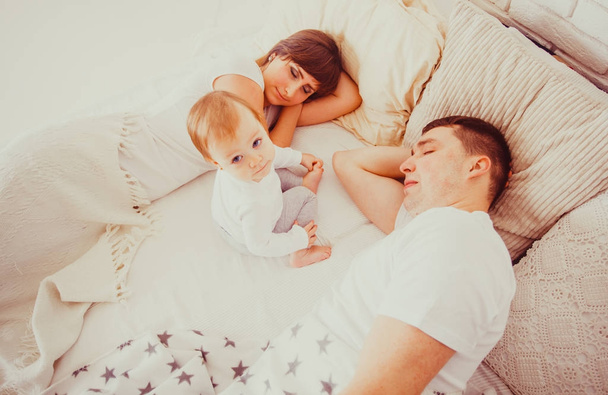 Tired and sleepy parents - Valokuva, kuva