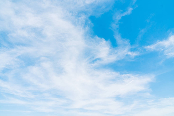 krásný bílý oblak na pozadí modré oblohy - Fotografie, Obrázek