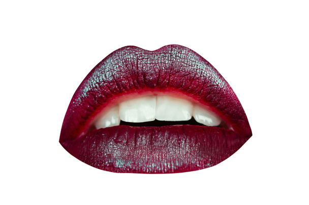 Sexy lippen. Schoonheid, donker rode lippen make-up Detail. Mooie Make-up close-up. Open mond. Lippenstift of Lipgloss geïsoleerd op een witte achtergrond. Mooie rode lippen met witte tanden, open vrouwelijke mond - Foto, afbeelding
