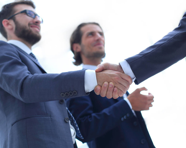 Immagine ritagliata di uomini d'affari che si stringono la mano
 - Foto, immagini