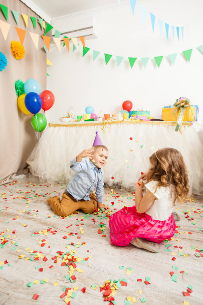 Celebrating birthday party with confetti - Фото, зображення