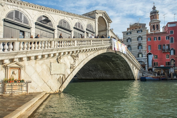 Eski Venedik Rialto Köprüsü, en eski köprü üzerinden Grand Canal Venedik İtalya ile kentsel peyzaj - Fotoğraf, Görsel