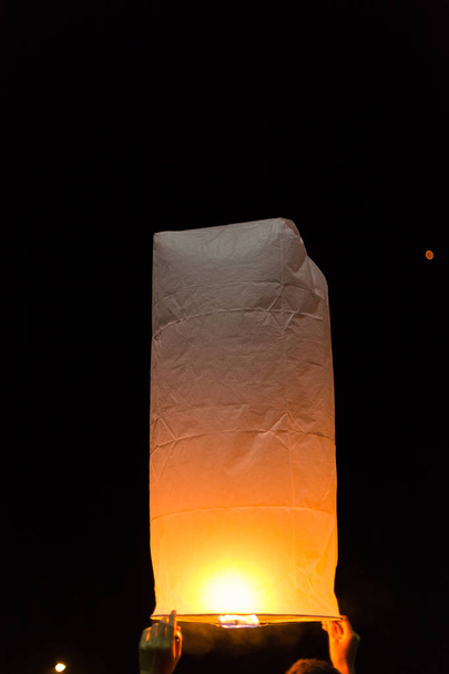Zwevende sky lantaarns tijdens Loy Kratong Festival in Nan, Thaila - Foto, afbeelding