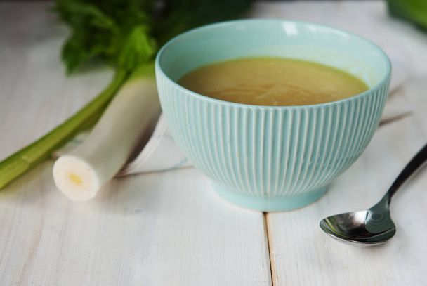 Смачний суп з цибулею-порей
 - Фото, зображення