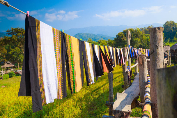 Barevné thajské sarongy vlaje ve větru, na rýžové pole  - Fotografie, Obrázek