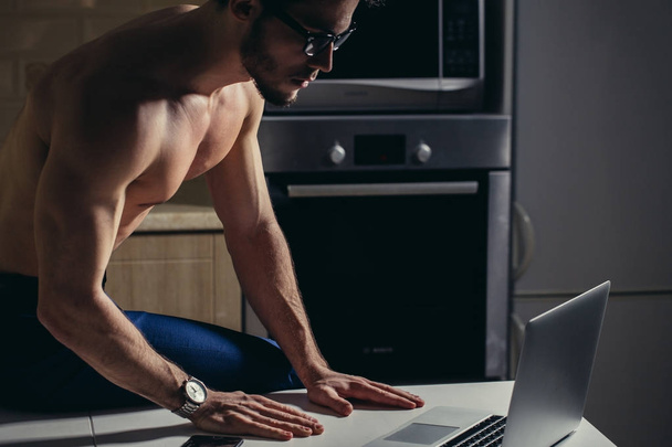 Fit Man Using Laptop - Muscular Athletic Bodybuilder Fitness Model Use Computer - Foto, Bild