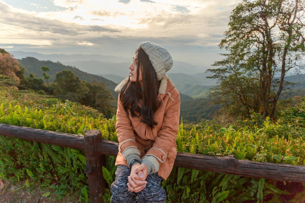 Aasialainen nainen rentouttava päälle vuoren  - Valokuva, kuva