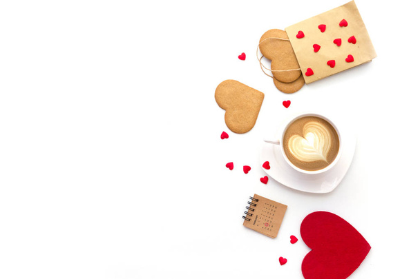 Galletas en forma de corazón de San Valentín, café y calendario con corazón rojo. Vista superior. Espacio de copia, aislado en blanco
 - Foto, Imagen