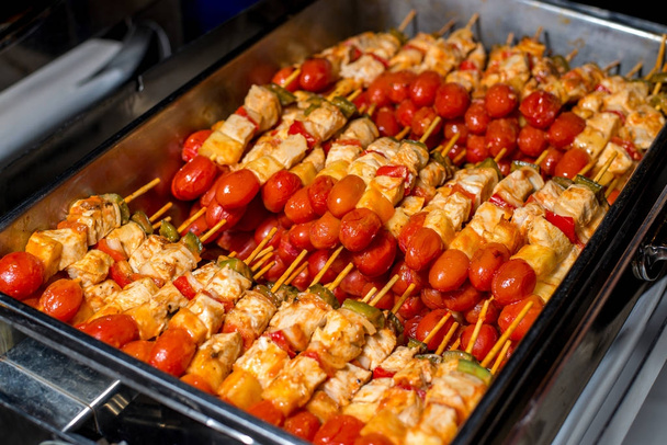 Pollo e verdure in kebab su un grande piatto
 - Foto, immagini