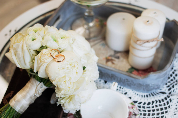 Beautiful wedding bouquet and rings - Fotoğraf, Görsel