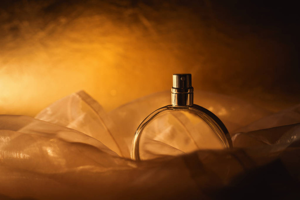 vrouwelijke parfumfles - Foto, afbeelding