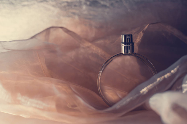 vrouwelijke parfumfles - Foto, afbeelding