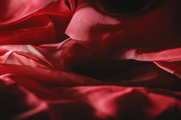 Aistillinen sileä punainen satiini
 - Valokuva, kuva
