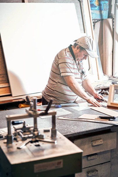 The joiner marks the workpiece for the wooden product. - 写真・画像