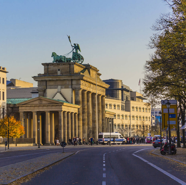 Η πύλη του Βρανδεμβούργου (Brandenburger Tor) είναι ένα νεοκλασικό μνημείο του 18ου αιώνα. Η πρόσοψη πλευρά του διάσημου μνημείου. Βερολίνο, Γερμανία . - Φωτογραφία, εικόνα