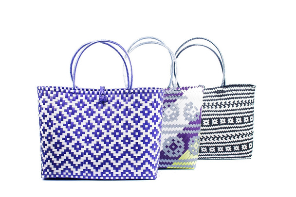 три плетені жіночі сумки, ізольовані на білому тлі
 - Фото, зображення