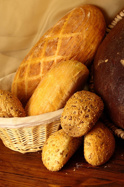 Buchty s sezamových semínek a různé druhy chleba - Fotografie, Obrázek