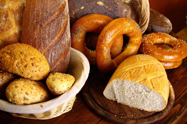 Zsemle szezámmagot és a különböző típusú kenyér - Fotó, kép