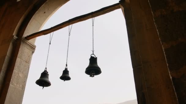 Рядок дзвонів у стародавньому храмі
 - Кадри, відео
