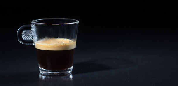 Espresso-Kaffeetasse auf schwarzem Hintergrund, Nahaufnahme mit Details, Kopierraum - Foto, Bild